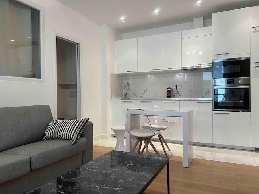 Luxury Appartment, Champs Elysees, Neuf ! París